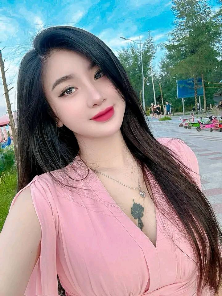 Gai Xinh Khoa Thân Biểu Tượng Của Vẻ Đẹp Dịu Dàng Và Tình Yêu Thắm Thiết